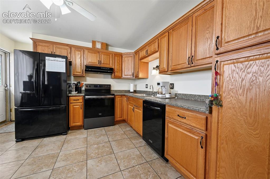 Image 19 of 42: Kitchen