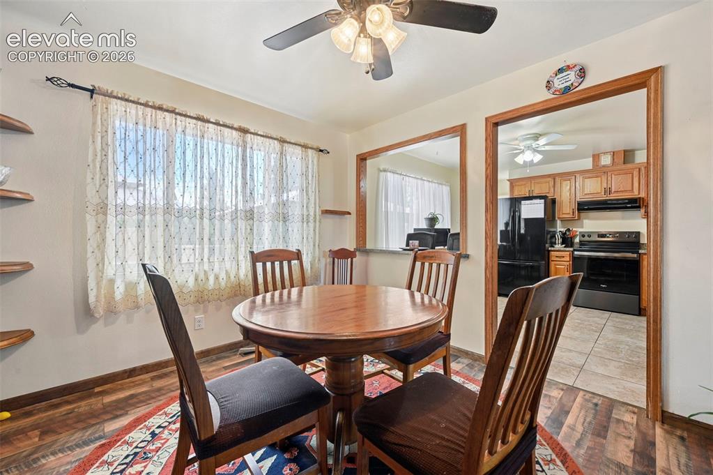 Image 20 of 42: Dining Area