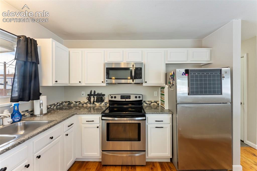 Image 10 of 32: Kitchen