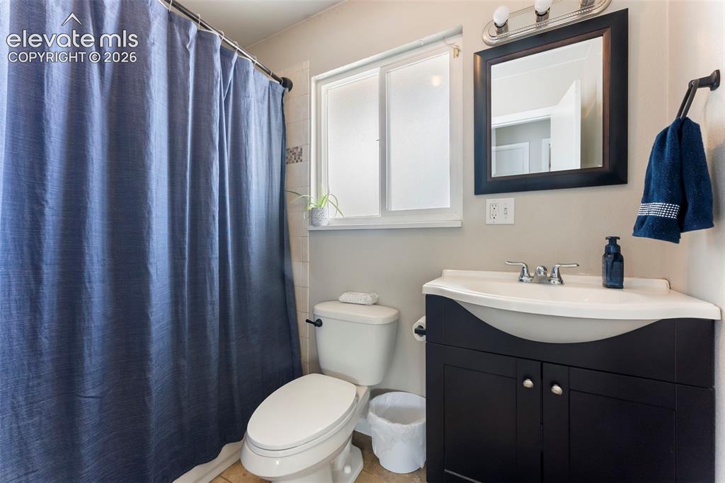 Image 15 of 32: Bathroom