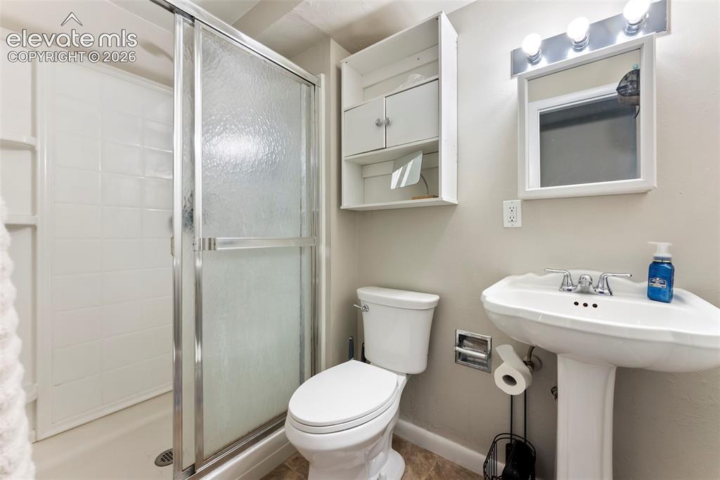 Image 20 of 32: Bathroom