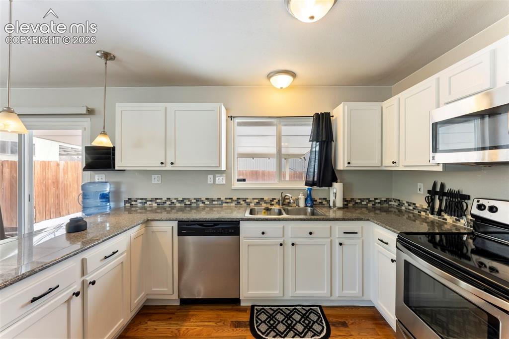 Image 8 of 32: Kitchen