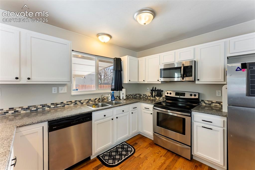 Image 9 of 32: Kitchen