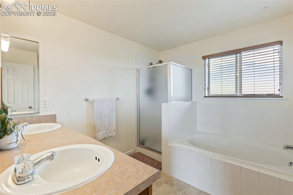 Image 22 of 41: Bathroom