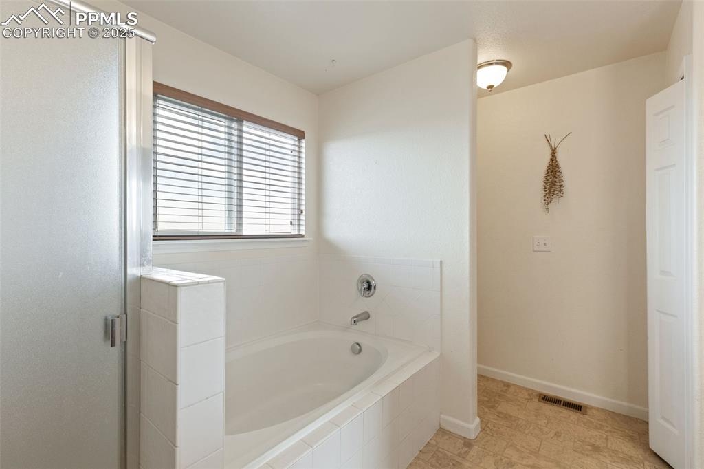 Image 23 of 41: Bathroom