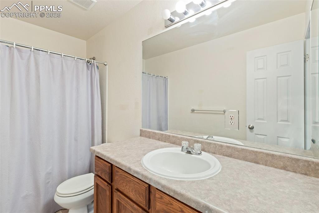 Image 26 of 41: Bathroom