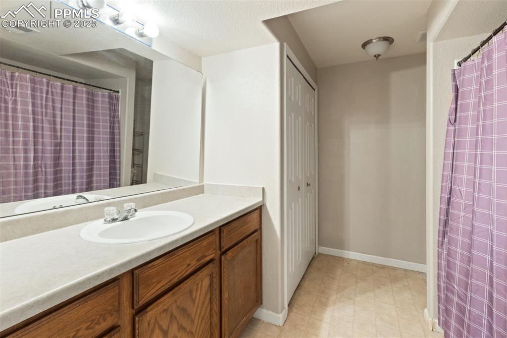 Image 32 of 41: Bathroom