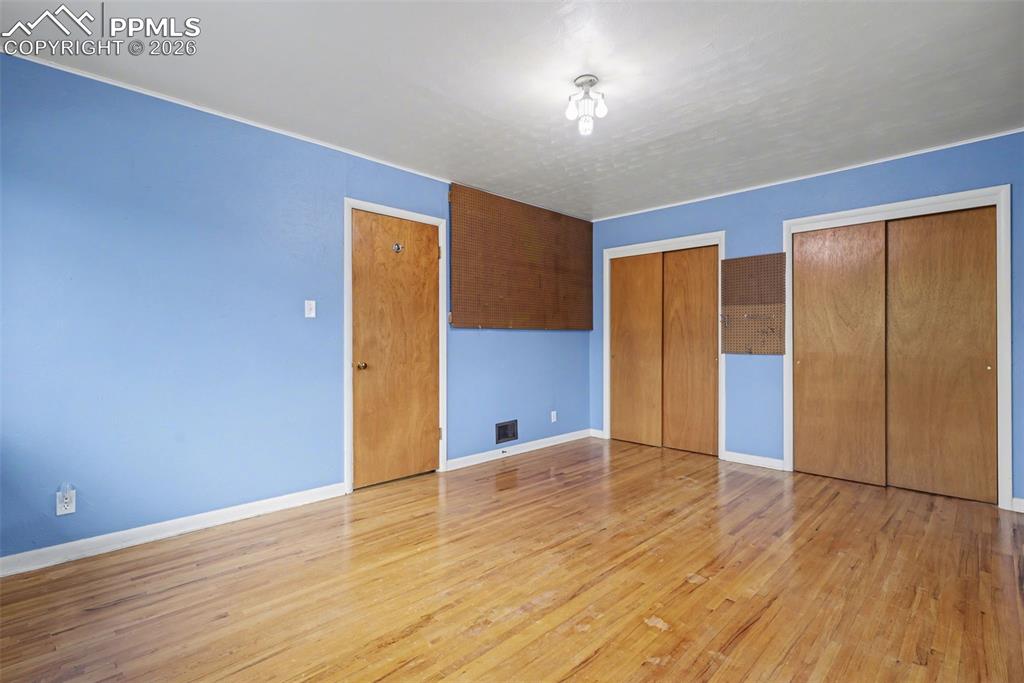 Image 12 of 32: Bedroom