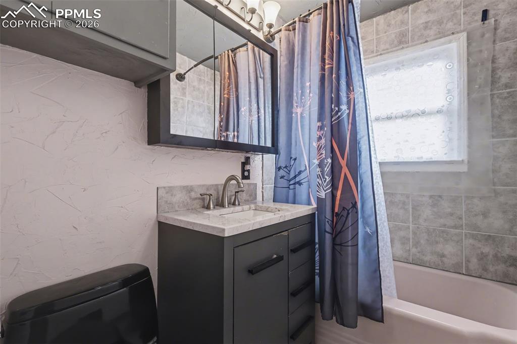 Image 13 of 32: Bathroom