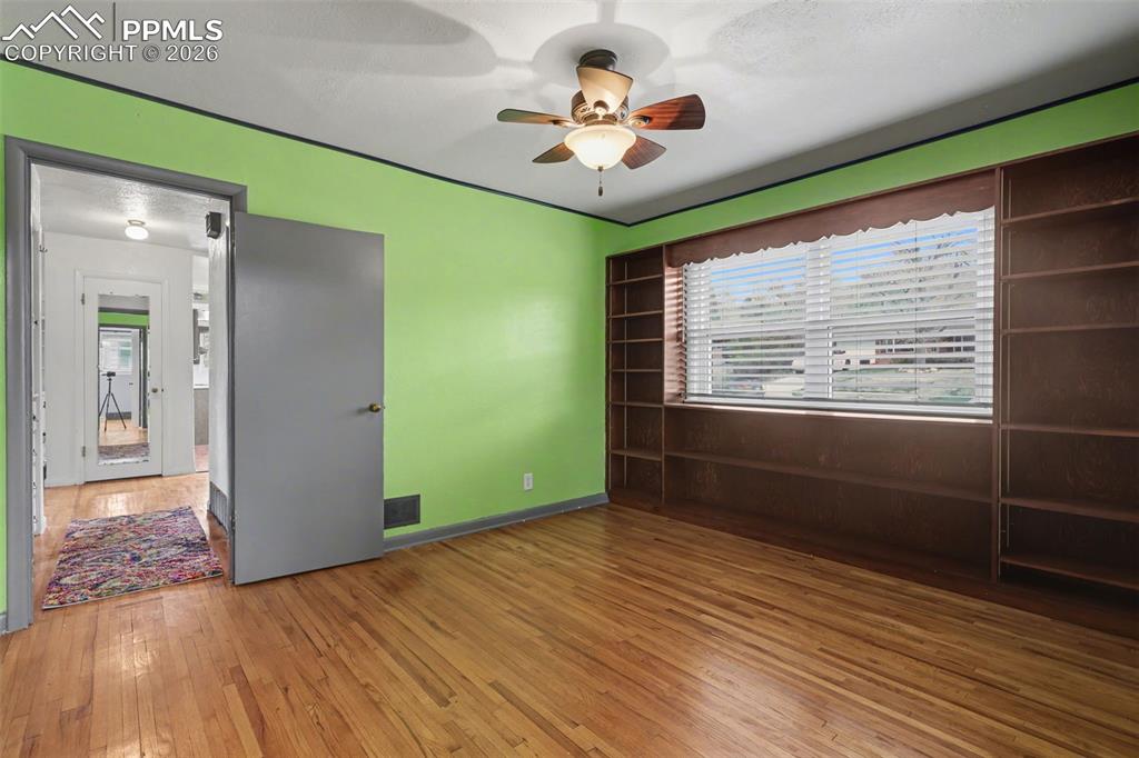 Image 14 of 32: Bedroom