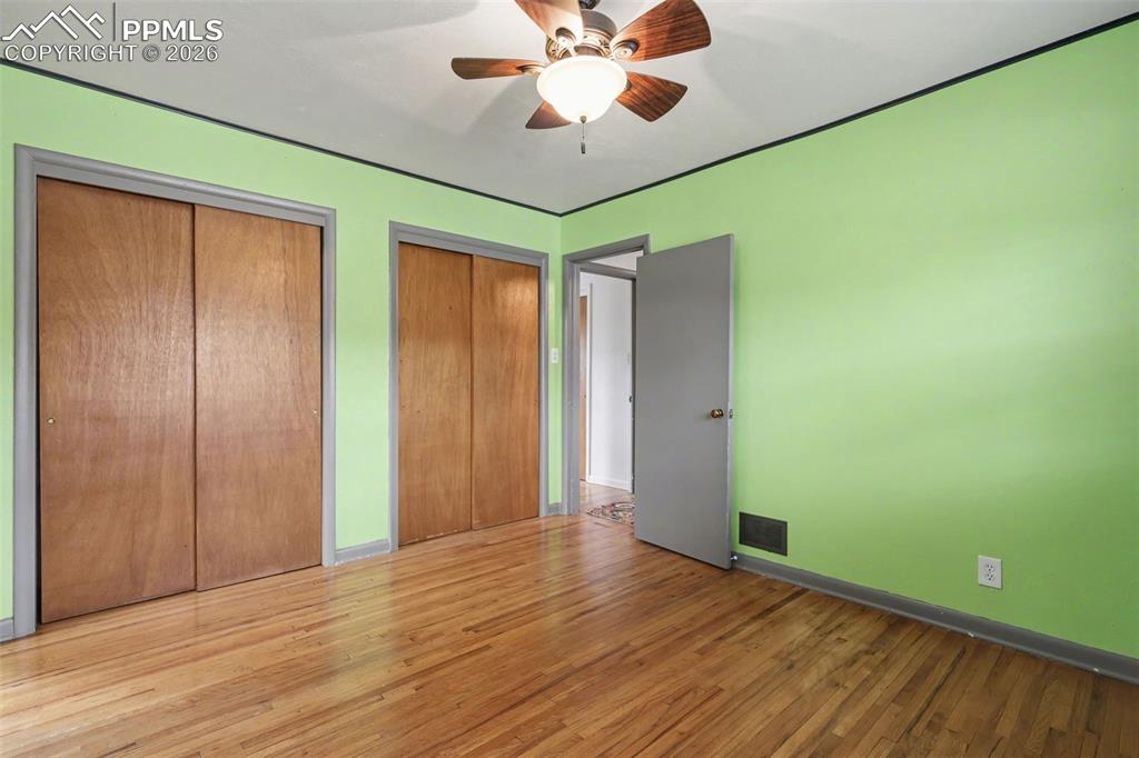 Image 15 of 32: Bedroom