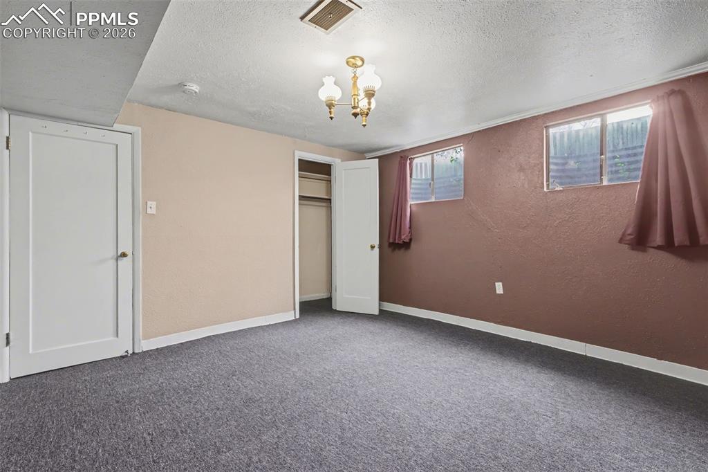 Image 17 of 32: Bedroom