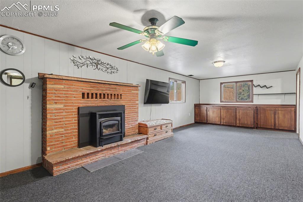 Image 19 of 32: Living Room