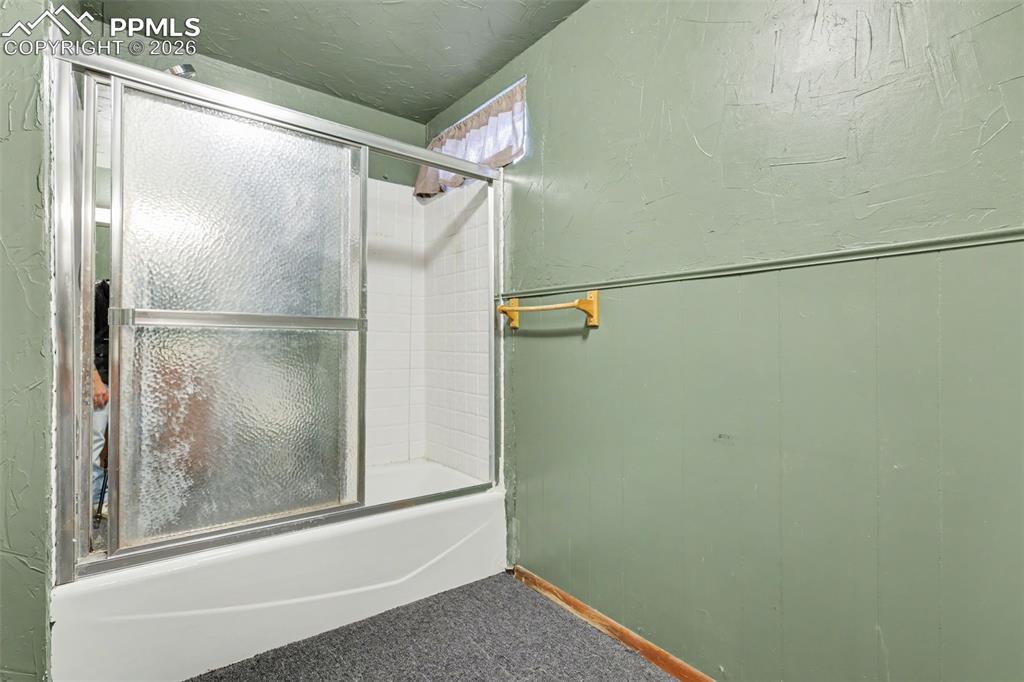 Image 21 of 32: Bathroom