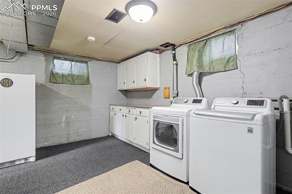 Image 22 of 32: Laundry