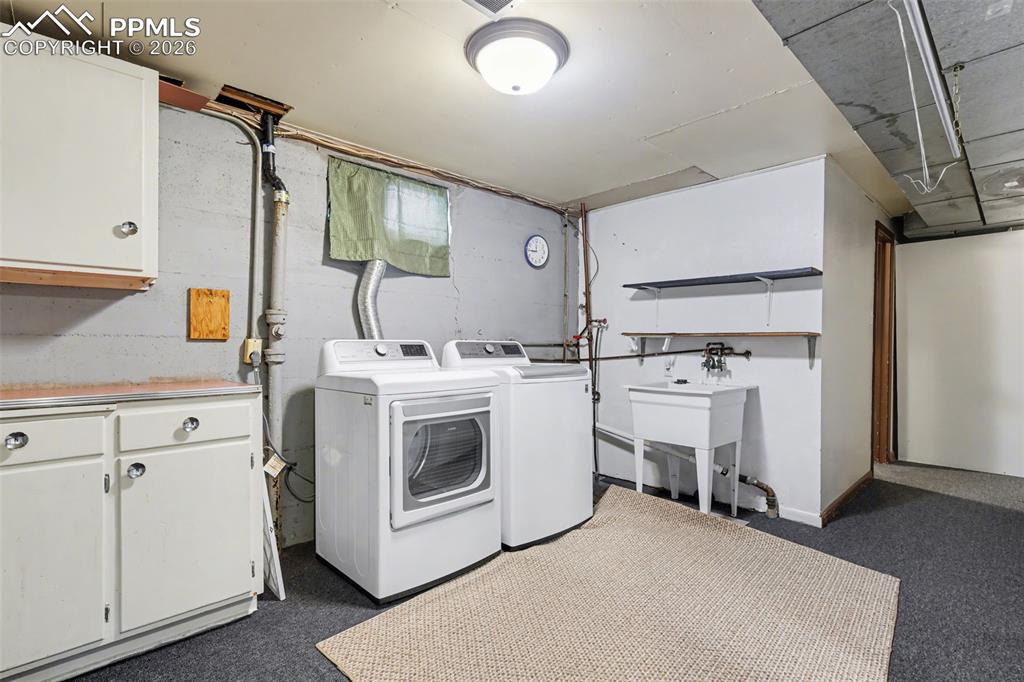 Image 23 of 32: Laundry