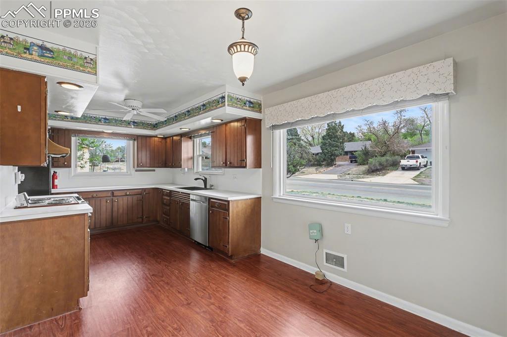 Image 6 of 32: Kitchen