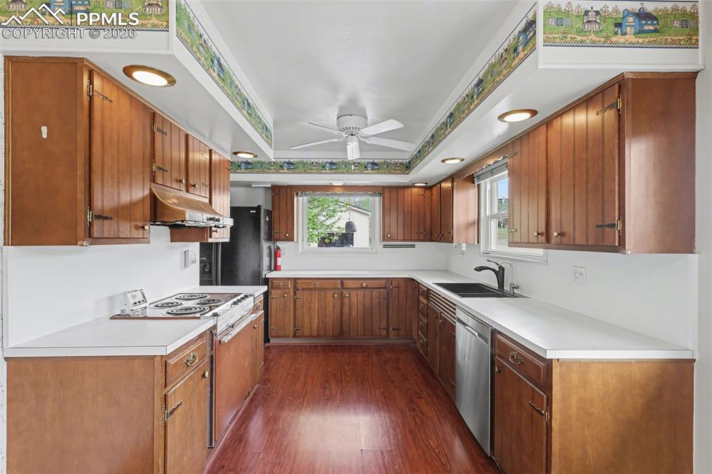 Image 7 of 32: Kitchen