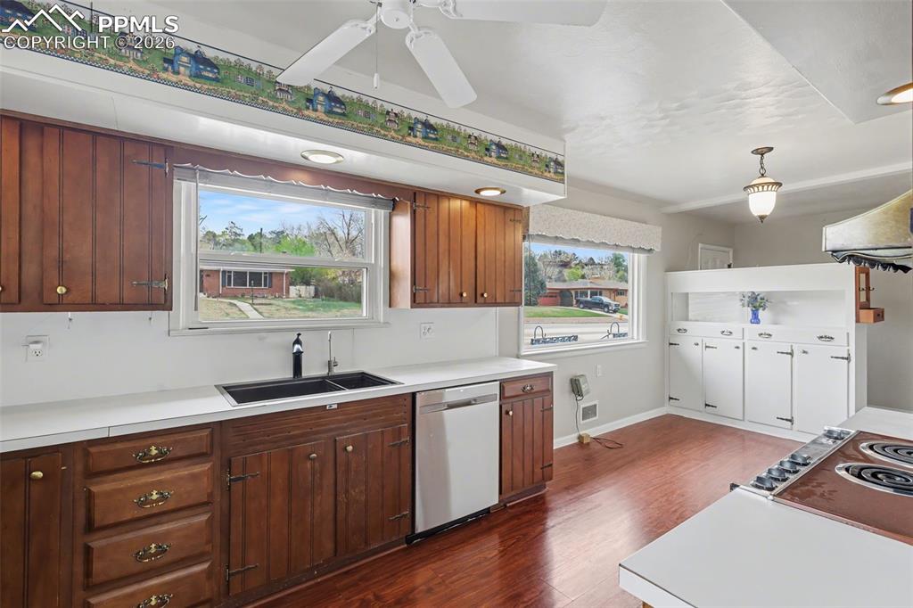 Image 8 of 32: Kitchen