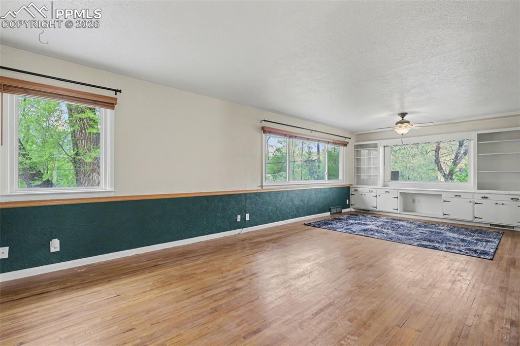 Image 9 of 32: Living Room