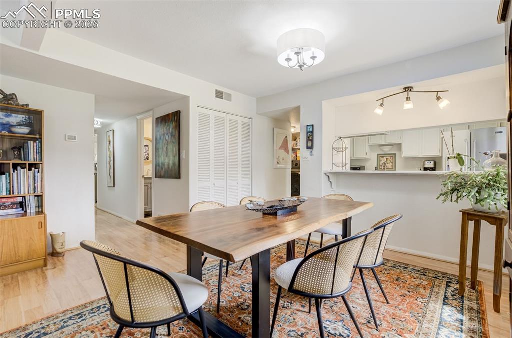 Image 14 of 45: Dining Area