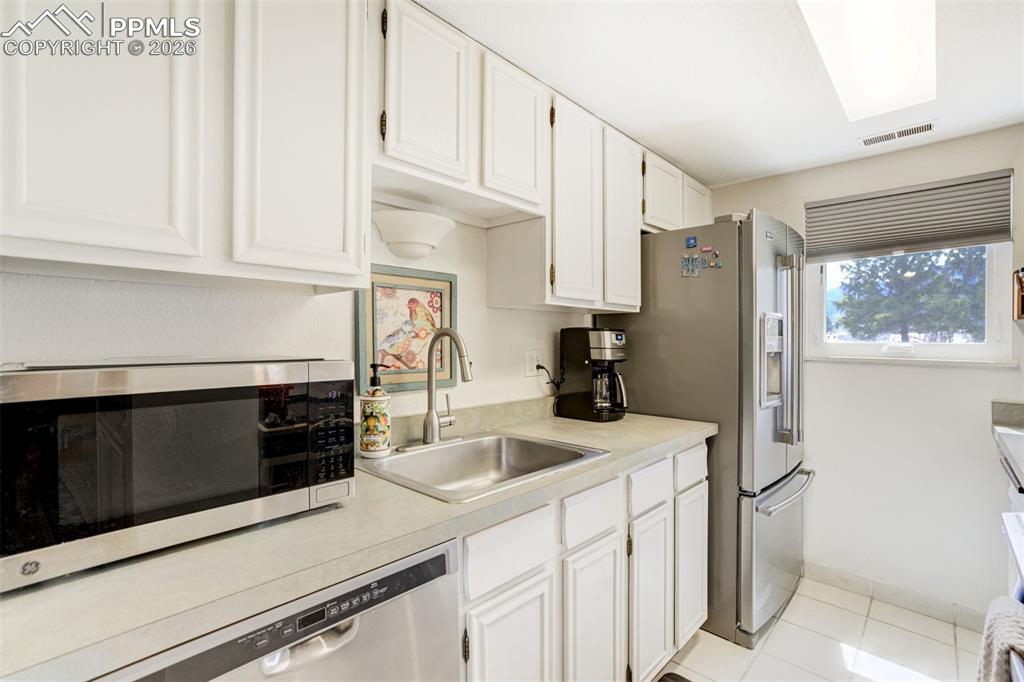 Image 17 of 45: Kitchen