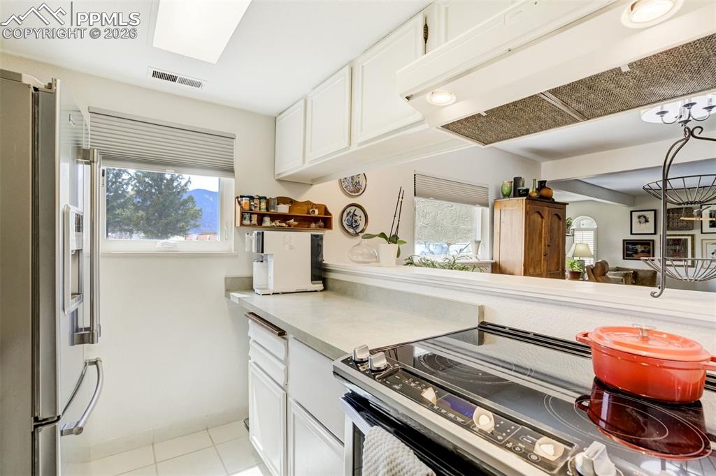 Image 18 of 45: Kitchen