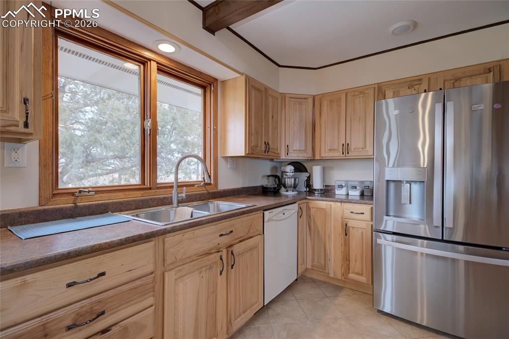 Image 15 of 43: Garage