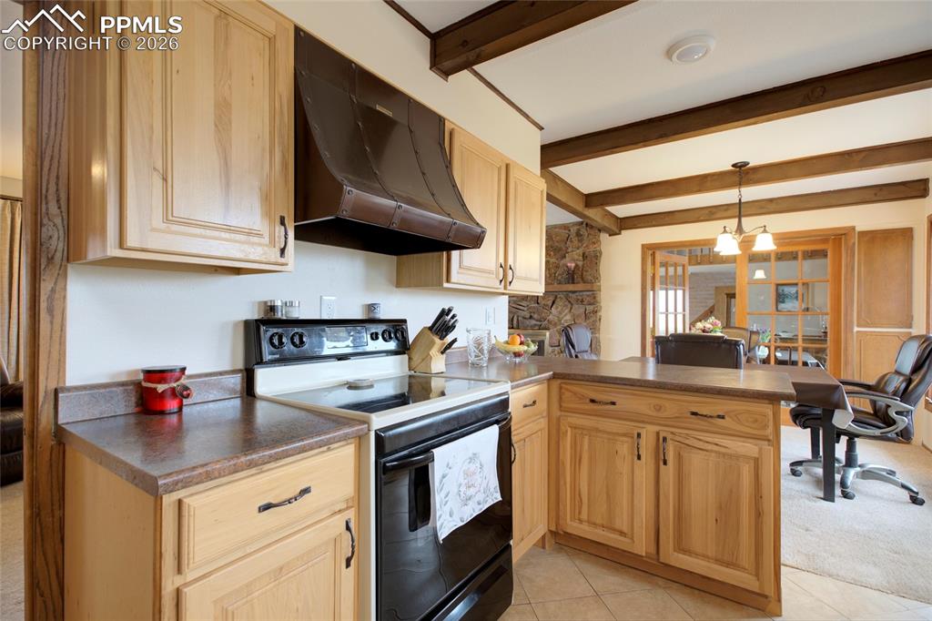 Image 16 of 43: Kitchen