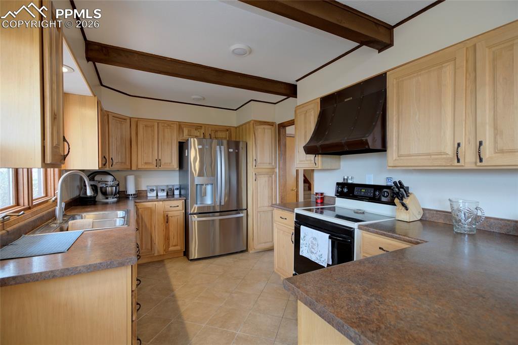 Image 17 of 43: Kitchen