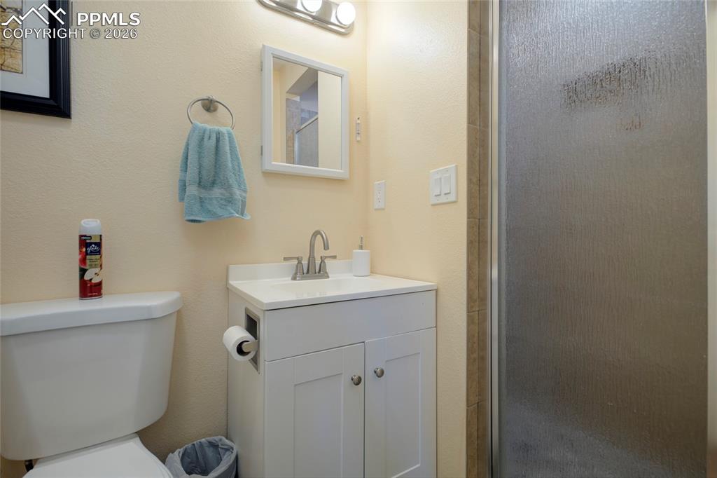 Image 23 of 43: Bathroom