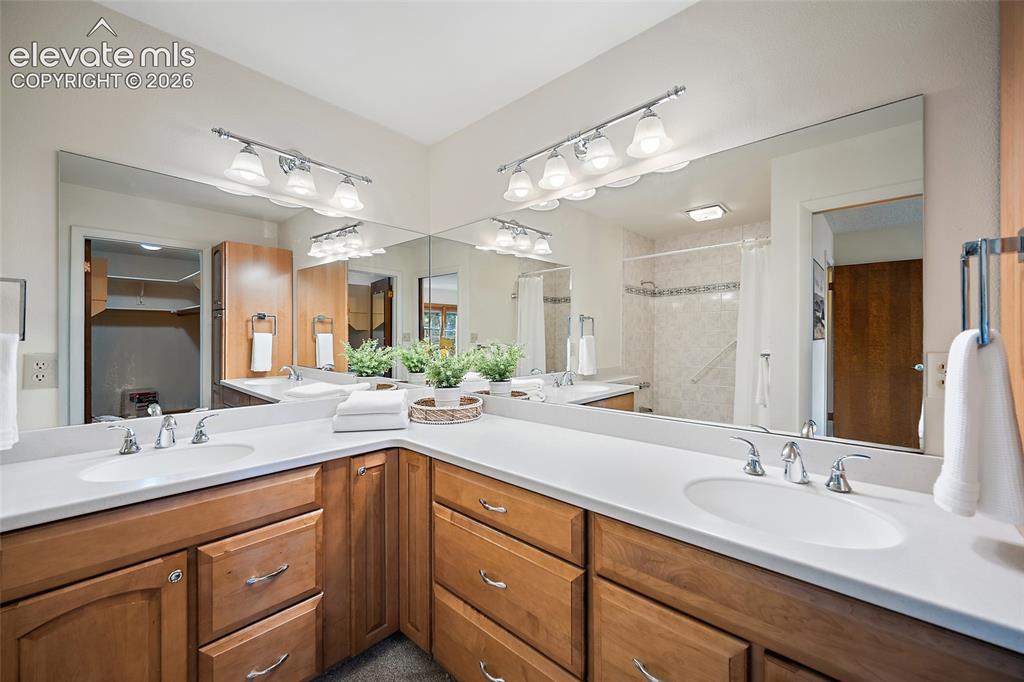 Image 13 of 39: Bathroom