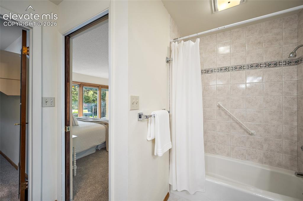 Image 14 of 39: Bathroom