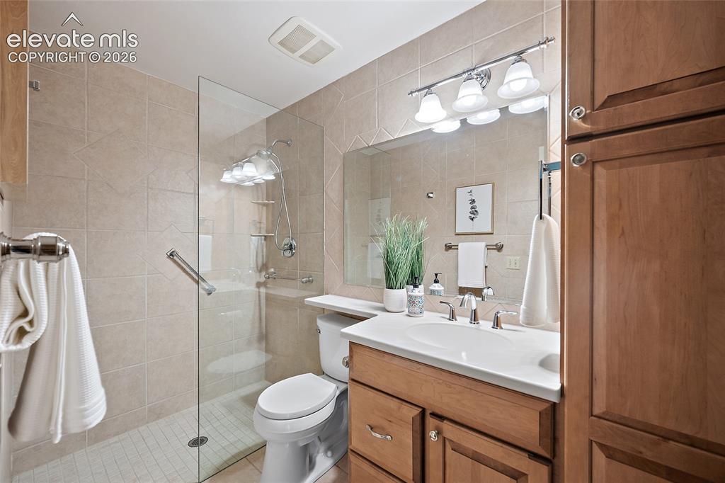 Image 18 of 39: Bathroom