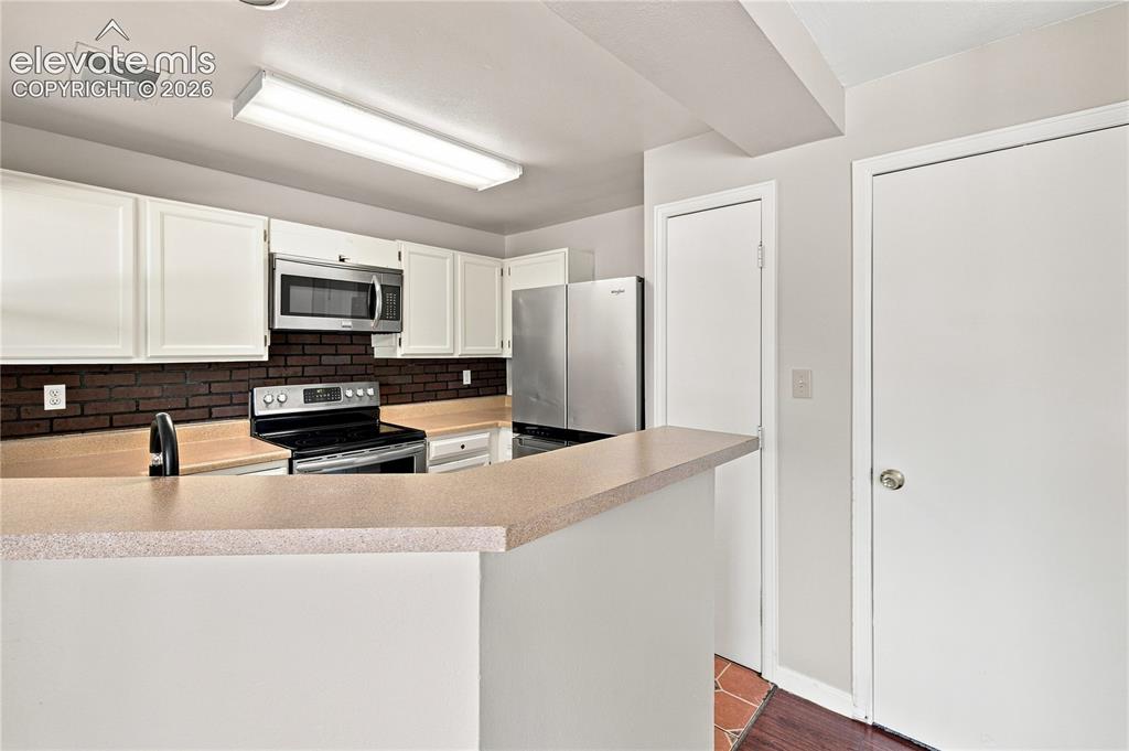 Image 11 of 26: Kitchen