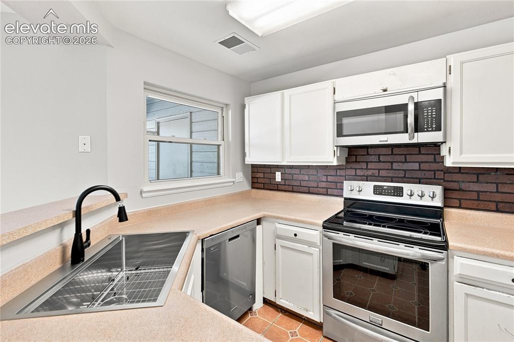 Image 12 of 26: Kitchen