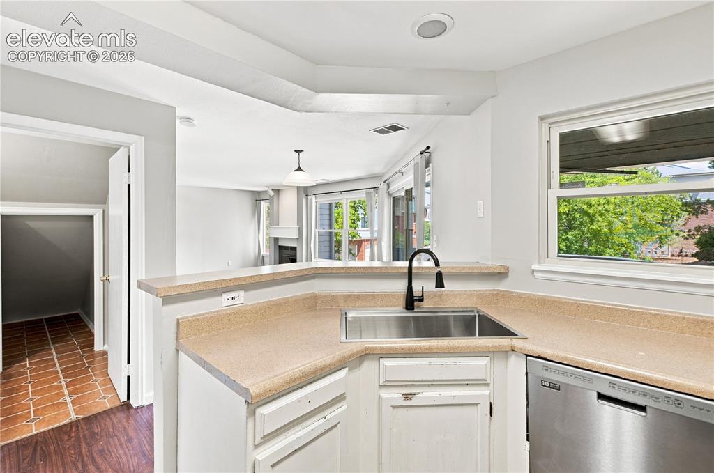 Image 13 of 26: Kitchen