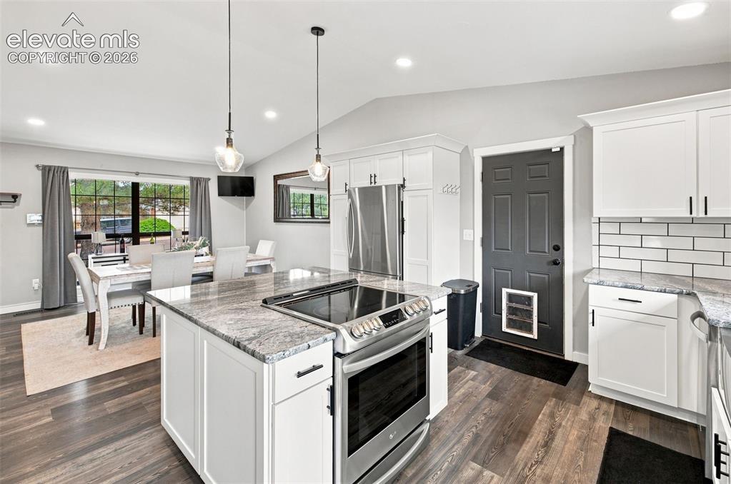 Image 10 of 50: Kitchen