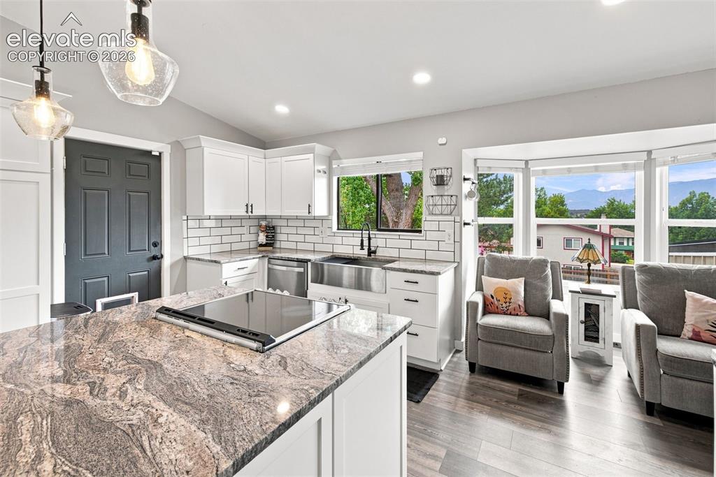 Image 11 of 50: Kitchen