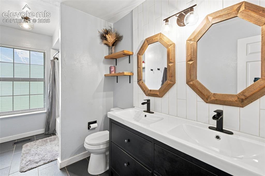 Image 14 of 50: Bathroom