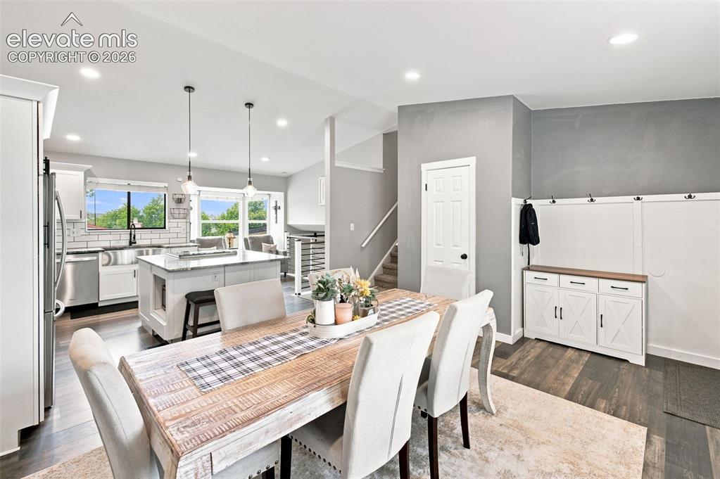 Image 6 of 50: Dining Area