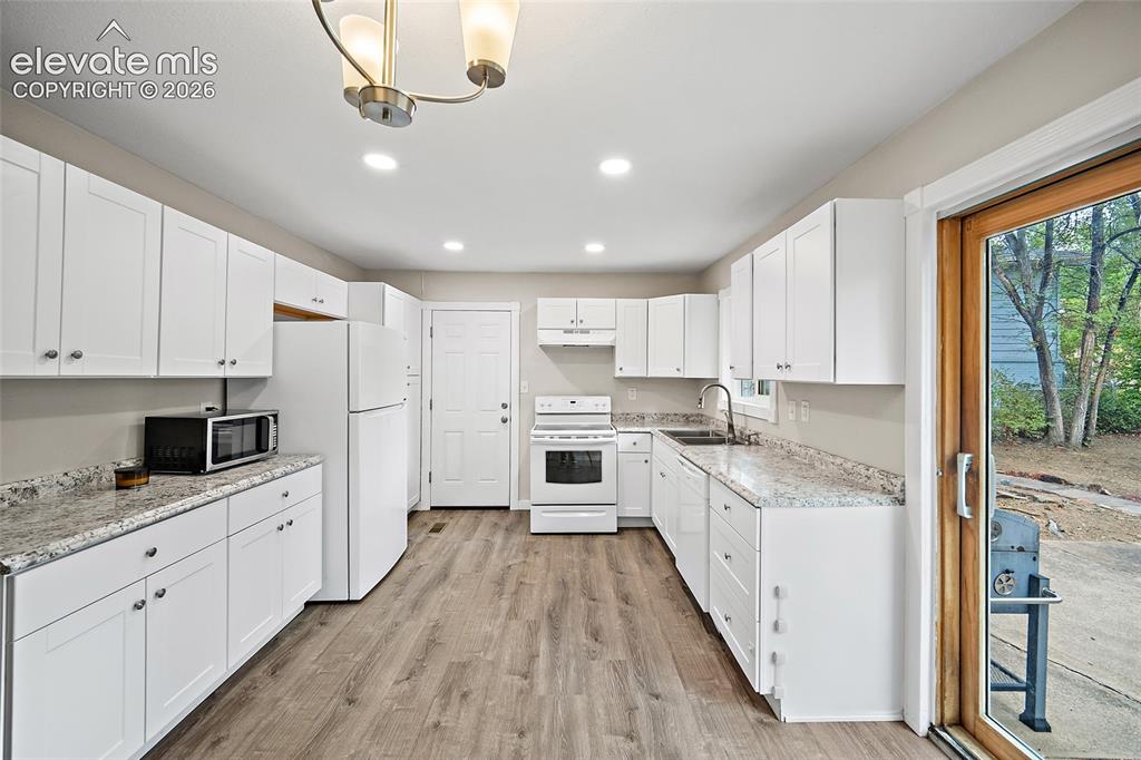 Image 10 of 26: Kitchen