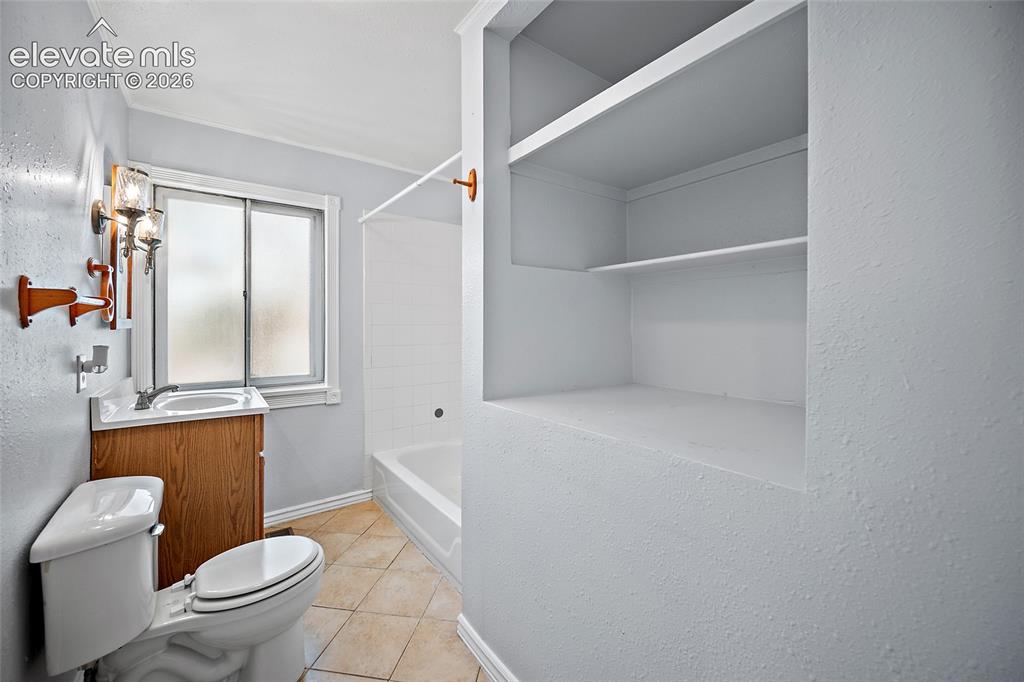 Image 20 of 26: Bathroom