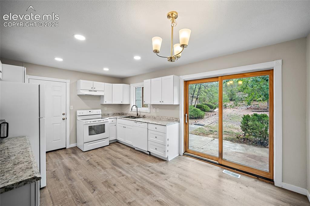 Image 9 of 26: Kitchen
