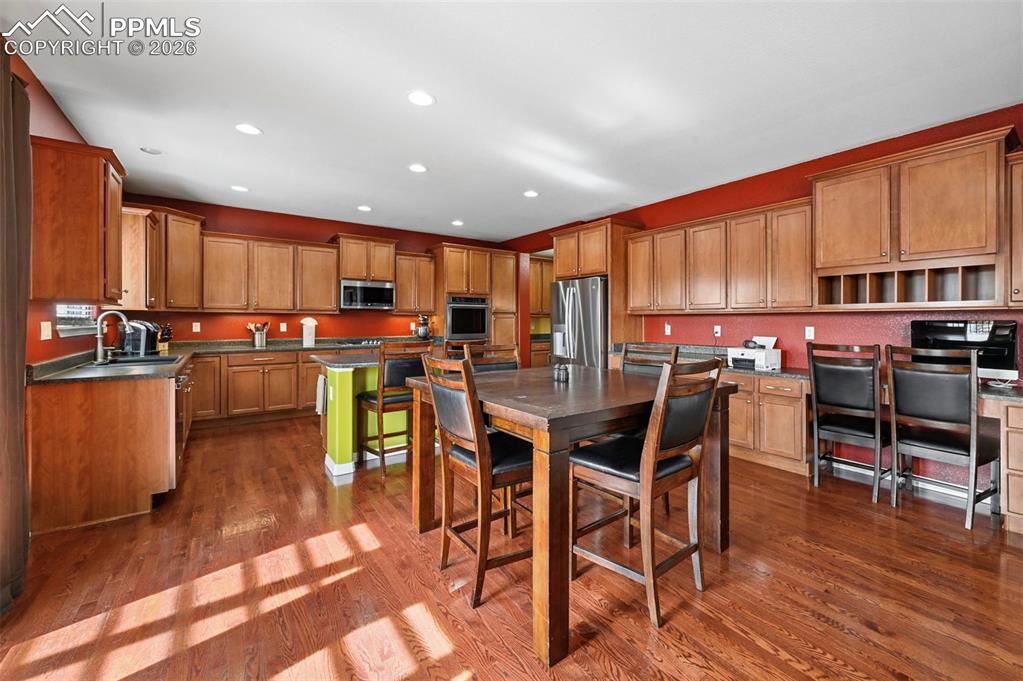 Image 11 of 38: Kitchen