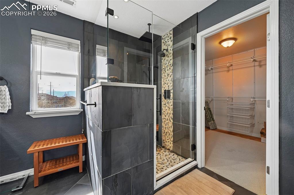 Image 19 of 38: Bathroom