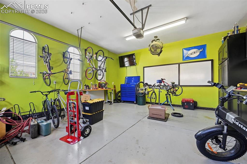 Image 25 of 38: Garage