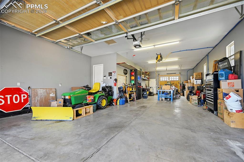 Image 26 of 38: Garage