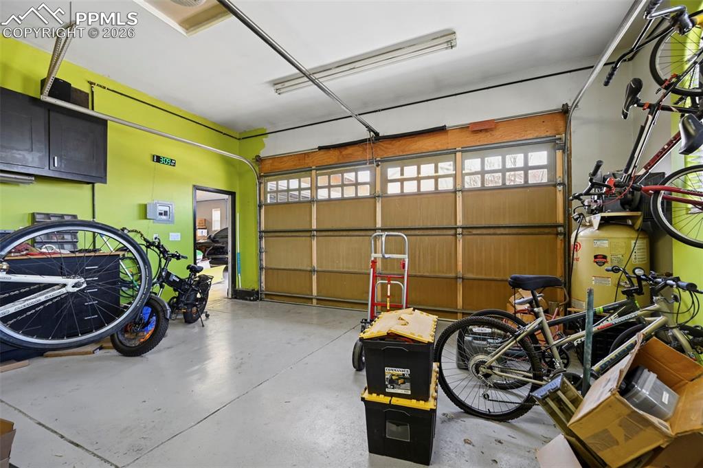 Image 27 of 38: Garage