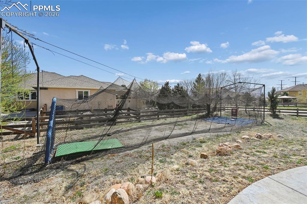 Image 33 of 38: Yard